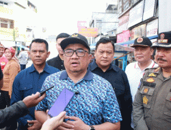 Tinjau PKL di Ciledug, Bupati Garut Minta Para Pedagang Menertibkan Diri Sebelum Ditertibkan