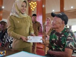 Jelang Lebaran Pemkot Mojokerto Salurkan Bansos pada Ratusan Tukang Becak