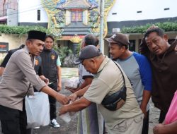 Ramadan Berkah, Sat Reskrim Polres Batu Bagikan Takjil di Jalan Raya