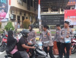 Kapolresta Jayapura Kota bersama Polwan Merajut Kasih dengan Berbagi Takjil dan Bukber