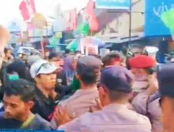 Mahasiswa dan Petugas Sempat Adu Dorong Dalam Gelar Demo Menolak Undang-Undang TNI