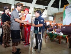 Konsen Bantu Veteran, Lansia dan Disabilitas, Bupati Badung Berikan Paket Sembako dan Alat Bantu Disabilitas