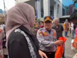 Teh Putri Karlina bersama Dinas Perhubungan dan Satpol PP Garut Membagikan Resmi Bagi Juru Parkir di Area Parkir Perkotaan Garut