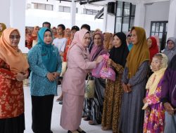 TP PKK, GOW dan DWP Batola Bagikan Paket Sembako Ramadan
