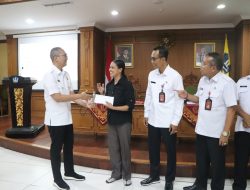 Sekda Badung Surya Suamba Serahkan Santunan Pensiun dan Dana Duka KORPRI