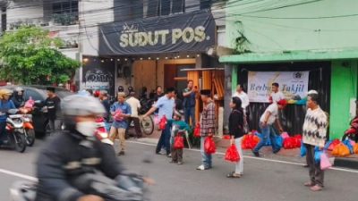 PWI Sidoarjo Bagikan Ratusan Takjil di Depan Balai Wartawan