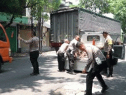 Minimalisir Laka Lantas, Satlantas Polres Pasuruan Tambal Jalan Berlubang dengan Puing Bangunan