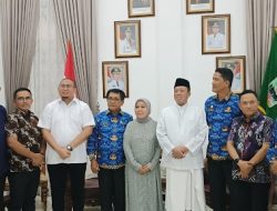 Menteri ATR/BPN Serahkan Sertifikat Tanah Ulayat dan Wakaf