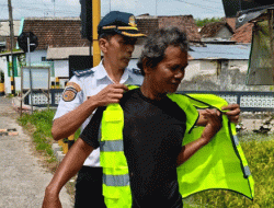 Dukung Keselamatan Arus Balik Lebaran, Dishub Jatim Bagikan Peralatan ke Relawan Penjaga Perlintasan KA di Kediri