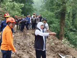 Gubernur Khofifah Tinjau Longsor Cangar–Pacet, Ikut Mendampingi Kepala Dishub Provinsi Jatim
