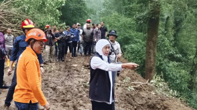 Gubernur Khofifah Tinjau Longsor Cangar–Pacet, Ikut Mendampingi Kepala Dishub Provinsi Jatim