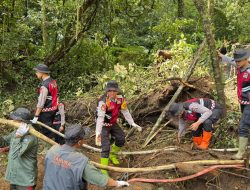 Kapolres Batu Pimpin Evakuasi Korban Longsor di Jalur Pacet-Batu