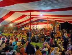 Bupati Ngawi Ony Anwar Harsono bersama Masyarakat Mengikuti Gelar Wayang Kulit dan Halalbihalal