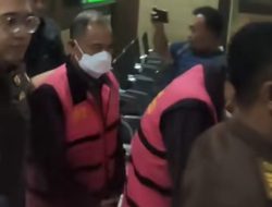 Mantan Kadis BPMDes Lahat Darul Ependi dan AM Selaku Pihak Swasta Ditahan Pakai Baju Rompi Korupsi Peta Desa