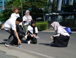 Dalam Rangkaian GoZero Goes To Medan, Telkom Gelar Aksi Jalan Santai Sambil Pungut Sampah Plastik
