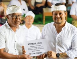 Wabup Bagus Alit Sucipta Sembahyang di Pura Dalem Majapahit lan Merajan Tangkas Kori Agung Kedonganan