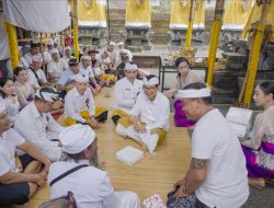 Bupati Adi Arnawa Hadiri Pujawali di Merajan Ageng Pasek Padang Subadra Sulangai