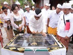 Bupati Badung Adi Arnawa Tandatangani Prasasti di Pura Dalem Bagendra Sari Desa Adat Gerih, Abiansemal