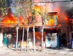 Tragis! Kebakaran Dahsyat di Surabaya Telan Kios, Bengkel Dan Rumah Warga