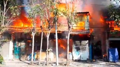 Tragis! Kebakaran Dahsyat di Surabaya Telan Kios, Bengkel Dan Rumah Warga