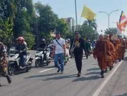Biksu Dari Thailand Lakukan Ritual Thudong ke Candi Borobudur