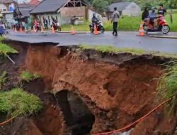 Jalan Raya Penghubung Mangunreja-Sukaraja Tasikmalaya Ditutup Total Akibat Longsor