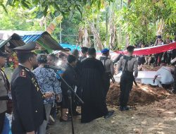 Beri Penghormatan Terakhir, Kapolresta Pimpin Upacara Pemakaman Bripda Rhenold Tomas Mansi Secara Kedinasan