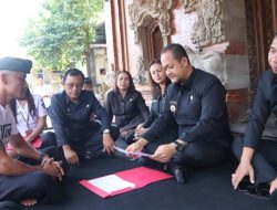 Komit Ringankan Beban Masyarakat, Wabup Badung Bagus Alit Sucipta Serahkan Penghargaan Tertib Administrasi Pengurusan Akte Kematian