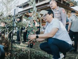 Bupati Badung Wayan Adi Arnawa Tanam Pohon di Penataran Agung Pura Puncak Mangu