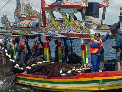 Langgar Batas Wilayah Tangkap Ikan, Tiga Kapal Bolga Ditindak Satpolairud Polres Probolinggo