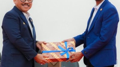 Gubernur Sulbar Serahkan Ranperda Pertanggungjawaban APBD 2024 ke DPRD Sulbar