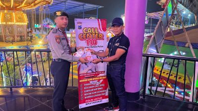 Sosialisasikan Call Center 110, Polres Batu Pasang Stiker di Pusat Keramaian