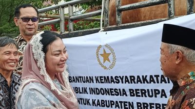 Bupati Brebes Serahkan Sapi Kurban Presiden ke Takmir Masjid Baiturrohim