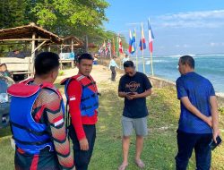 Jamin Rasa Aman Wisatawan WSL Krui Pro, Polisi Gencar Patroli Jalan Kaki di Pantai Karang Nyimbor
