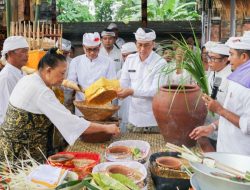 Sekda Badung Hadiri Upacara Negtegan dan Ngingsah di Pura Lingga Bhuwana