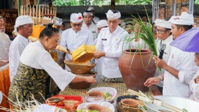 Sekda Badung Hadiri Upacara Negtegan dan Ngingsah di Pura Lingga Bhuwana