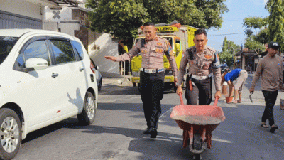 Jelang Hari Bhayangkara ke-79, Satlantas Polres Bondowoso Tambal Jalan Berlubang dengan Alat Seadanya