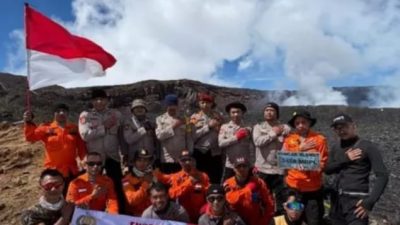 Tim Pendaki Polres Tegal Berhasil Taklukkan Puncak Gunung Slamet