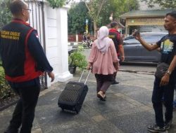 Rumah Eks Gubernur Sumsel Alex Noerdin Digeledah Terkait Kasus Korupsi Pasar Cinde, Penyidik Bawa Satu Koper