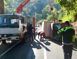 Hindari Tabrakan Beruntun, Truk Ekspedisi Terguling di Jalur Pujon-Ngantang