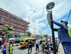 Tertibkan Parkir Liar, Dishub Surabaya Pasang Rambu Larangan di Sekitar RS Adi Husada Kapasari