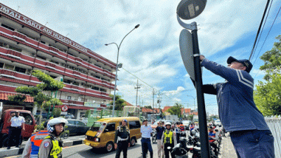 Tertibkan Parkir Liar, Dishub Surabaya Pasang Rambu Larangan di Sekitar RS Adi Husada Kapasari