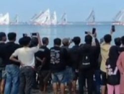 Ribuan Warga Padati Pantai Banua Sendana Sambut Meriah 55 Perahu Peserta Sandeq Silumba 2025