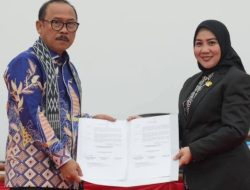 Pimpinan DPRD Sulbar Serahkan SK ke Gubernur Terkait Penyusunan RPJMD 2025-2029