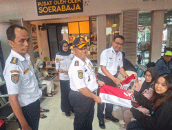 Semarakkan HUT ke-80 RI, Dishub Provinsi Jatim Bagikan Bendera Merah Putih Tumbuhkan Semangat Persatuan