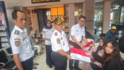 Semarakkan HUT ke-80 RI, Dishub Provinsi Jatim Bagikan Bendera Merah Putih Tumbuhkan Semangat Persatuan