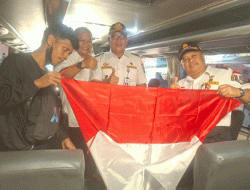 Dishub Provinsi Jatim Tebar Semangat Merah Putih untuk Penumpang Bus di Mojokerto