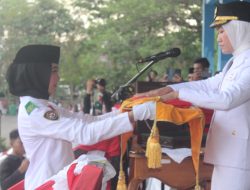 Widia Ningsih Inspektur Upacara Penurunan Bendera Sang Saka Merah Putih