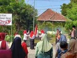 Warga Desa Brambang Kecamatan Diwek, Jombang, Melaksanakan Upacara Bendera Sederhana dengan Kearifan Lokal