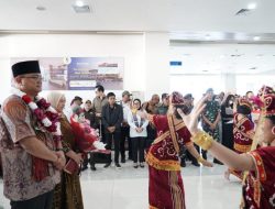 Kedatangan Kapolda Sulbar Irjen Pol Adi Deriyan Jayamarta Disambut Tarian Adat